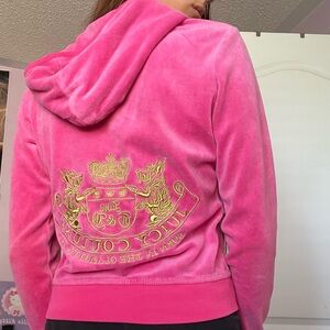 Y2K Juicy Couture 🩷Size M with Gold writing on the back. Can fit S or XS